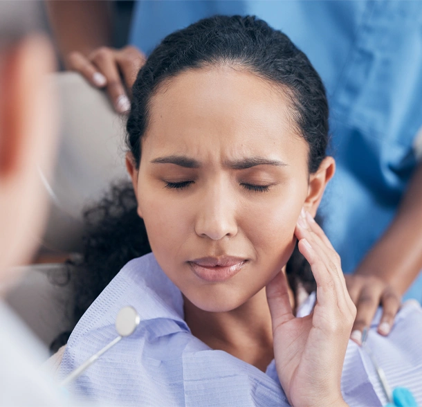 A Young Female having a dental Emergency Infront of dentist in Phoenix